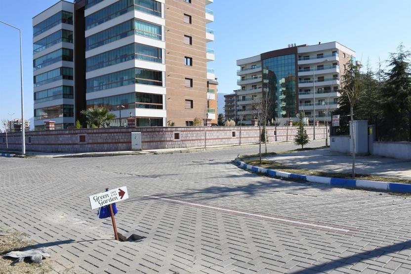 Çöken yolda uyarı için bu çözümü buldular