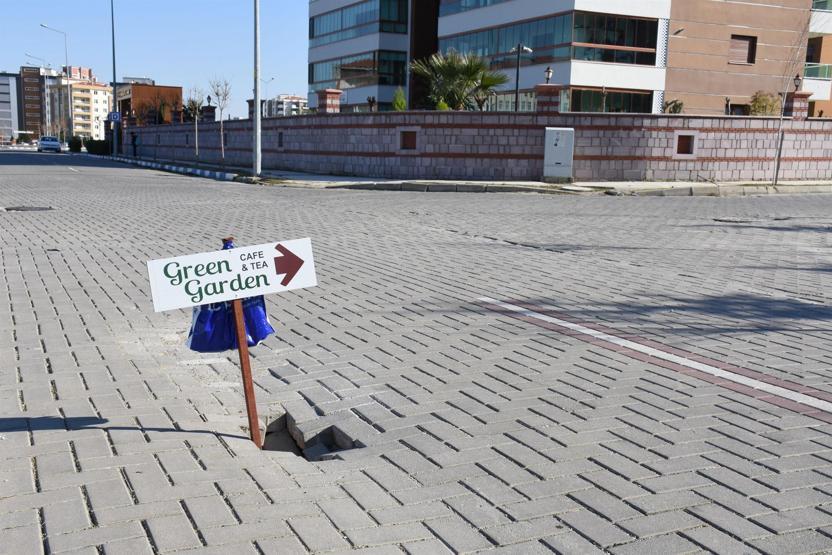 Çöken yolda uyarı için bu çözümü buldular
