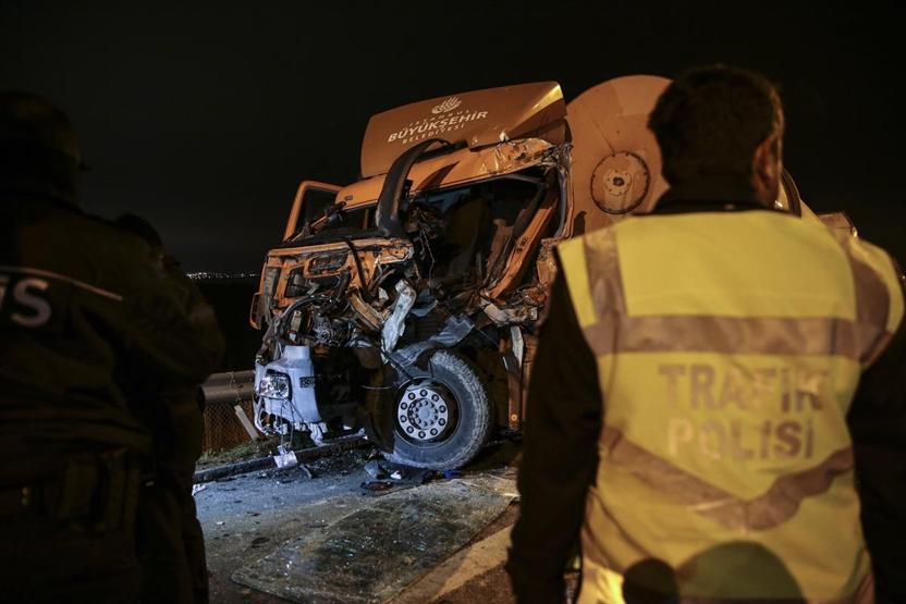 TEMde zincirleme kaza: İBBye ait TIR iki araca çarptı