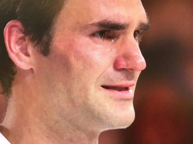 Roger Federer dakikalarca ağladı