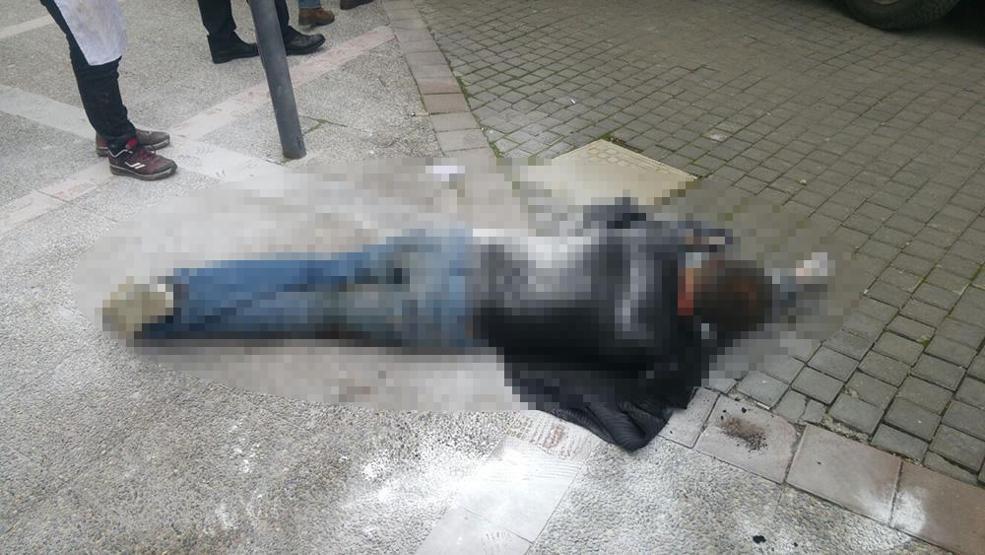 Üzerine benzin döküp, kendini ateşe verdi