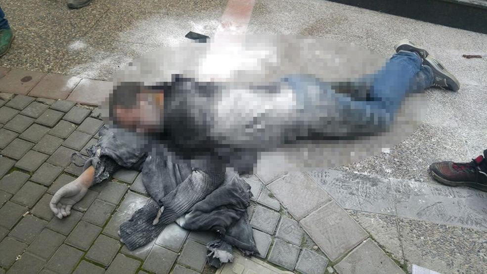 Üzerine benzin döküp, kendini ateşe verdi