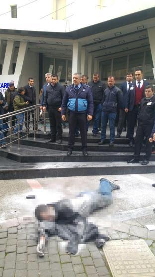 Üzerine benzin döküp, kendini ateşe verdi