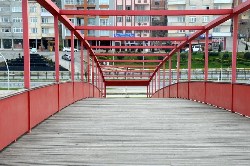 Trabzondaki köprü sosyal medyayı salladı: Fıkra gibi