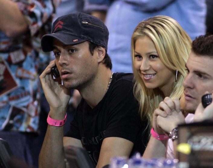 Dünyaca ünlü çift ikiz bebeklerini paylaştı: Güneş ışığımız