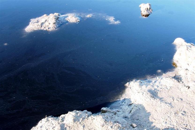Sarımsaklı sahilinde ürküten manzara: Deniz kapkara