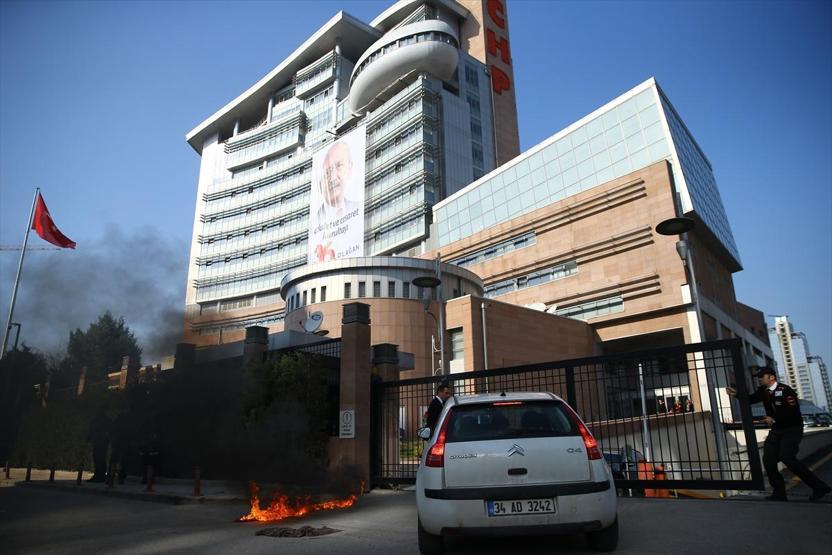 CHP Genel Merkezi önünde kendini yakmaya çalıştı