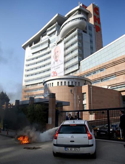CHP Genel Merkezi önünde kendini yakmaya çalıştı