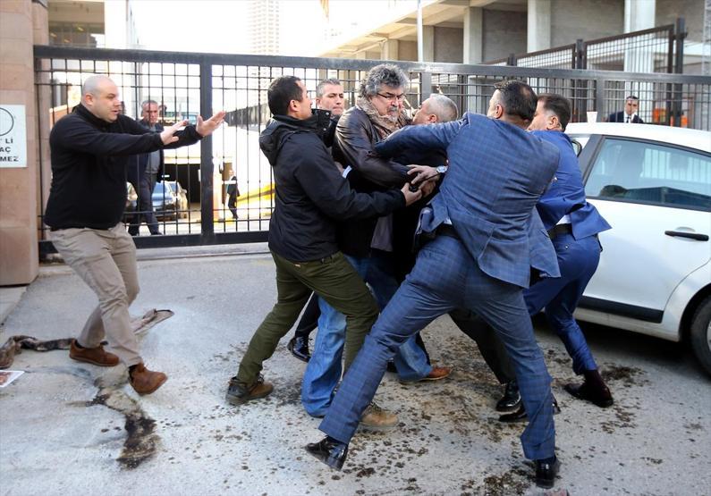 CHP Genel Merkezi önünde kendini yakmaya çalıştı