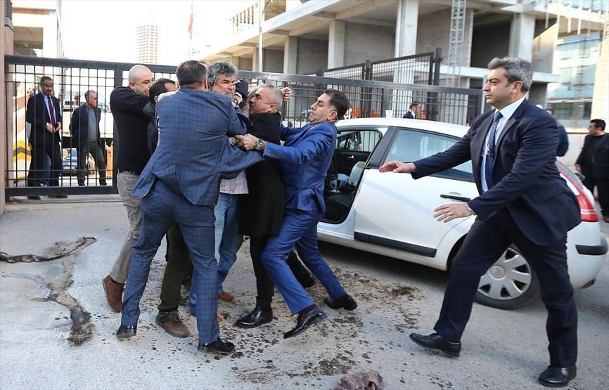 CHP Genel Merkezi önünde kendini yakmaya çalıştı