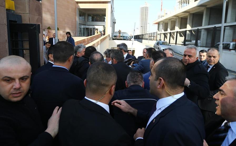 CHP Genel Merkezi önünde kendini yakmaya çalıştı