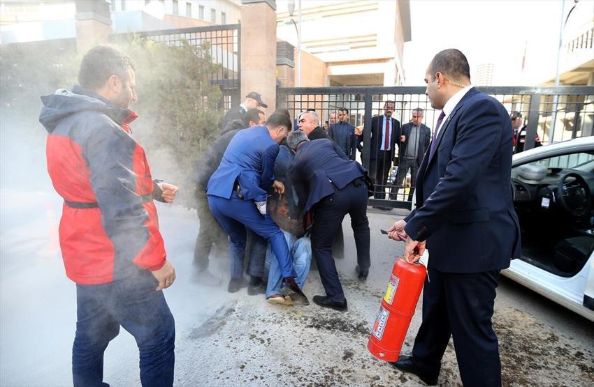 CHP Genel Merkezi önünde kendini yakmaya çalıştı