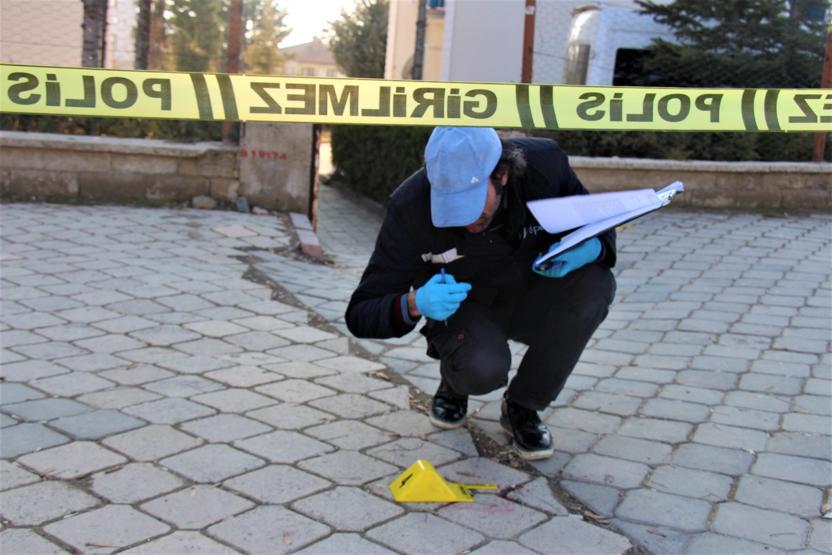 Sarkıntılık yapan şahsı uyardı,vuruldu