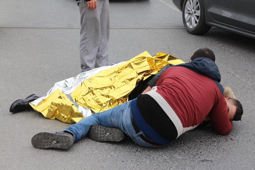 Kazanın ardından kardeşine sarılıp böyle yardım bekledi