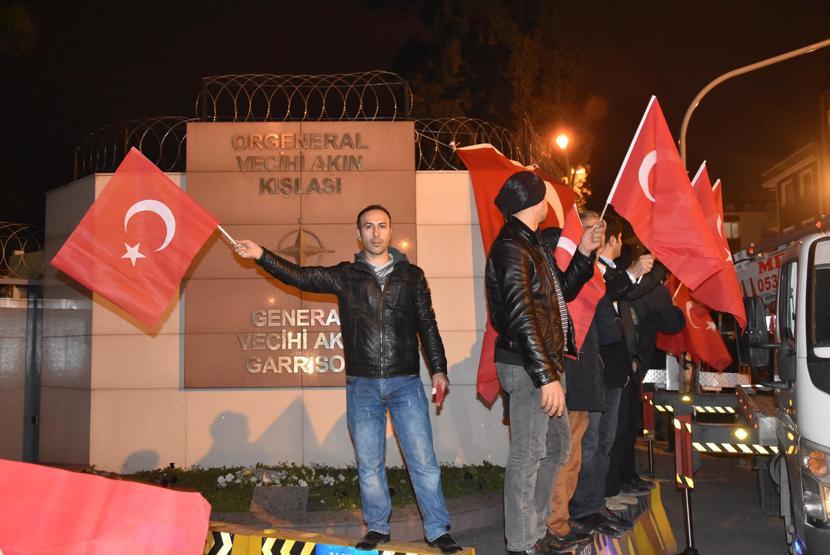 NATO kışlası önünde Türk bayraklı protesto