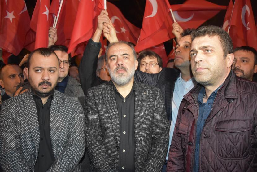 NATO kışlası önünde Türk bayraklı protesto