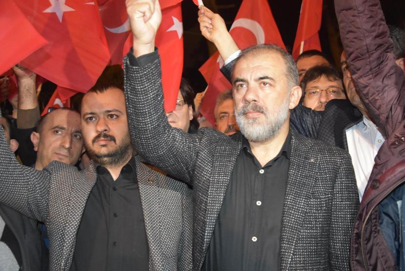 NATO kışlası önünde Türk bayraklı protesto