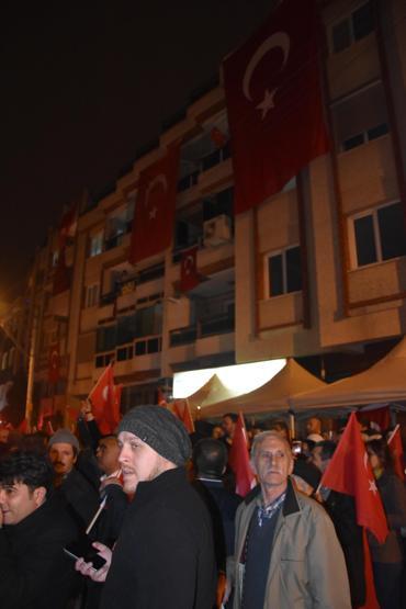 NATO kışlası önünde Türk bayraklı protesto
