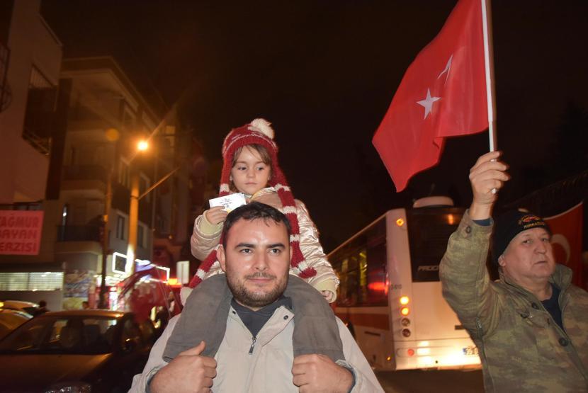 NATO kışlası önünde Türk bayraklı protesto