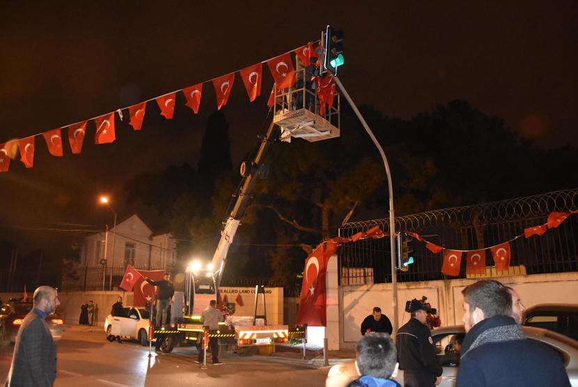 NATO kışlası önünde Türk bayraklı protesto