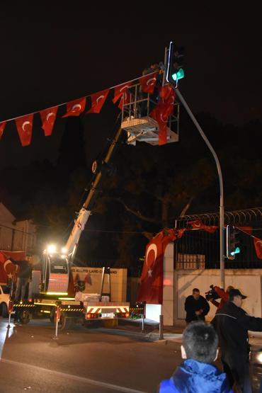 NATO kışlası önünde Türk bayraklı protesto