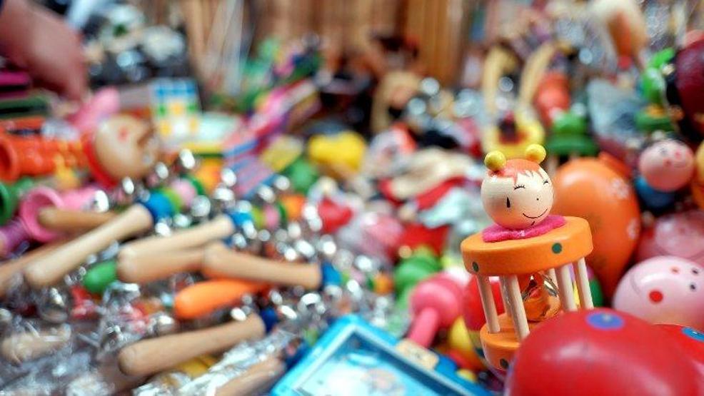 Su maymunu oyuncağına yasak geliyor