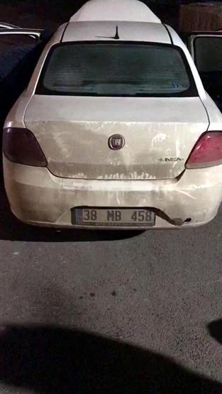 Otomobilin bagajından kaçaklar çıktı