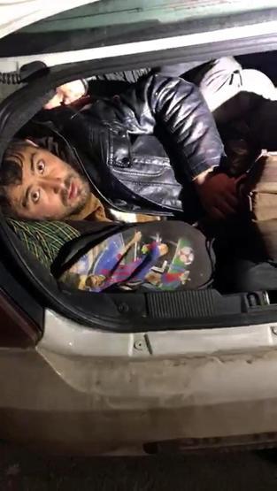 Otomobilin bagajından kaçaklar çıktı
