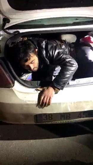 Otomobilin bagajından kaçaklar çıktı