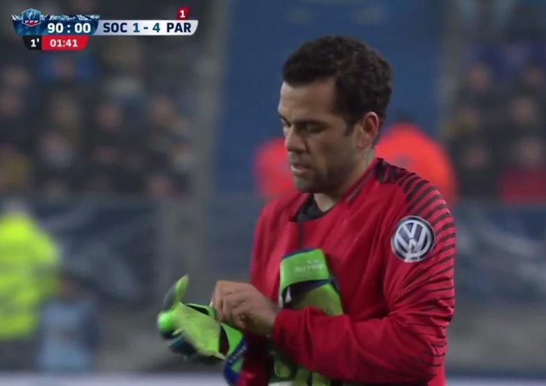 Dani Alves kaleye geçti