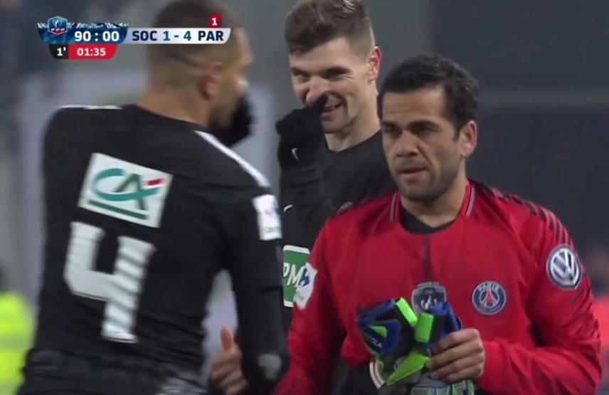 Dani Alves kaleye geçti