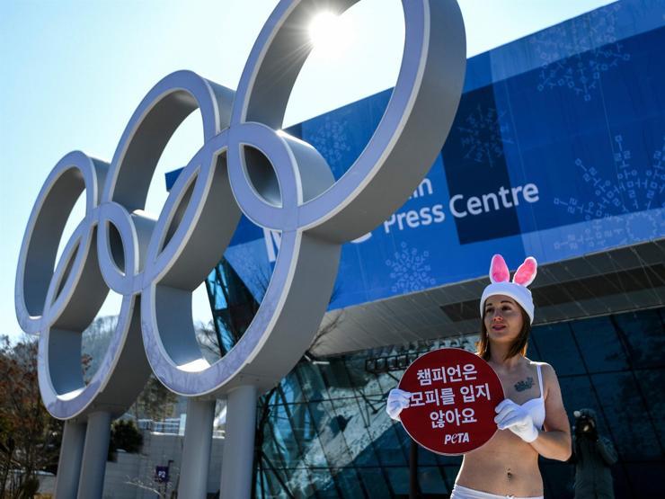 Kış Olimpiyatlarında -16 derecede kürk protestosu