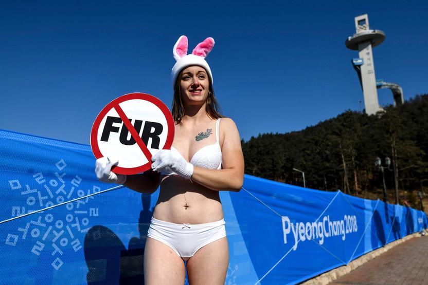 Kış Olimpiyatlarında -16 derecede kürk protestosu