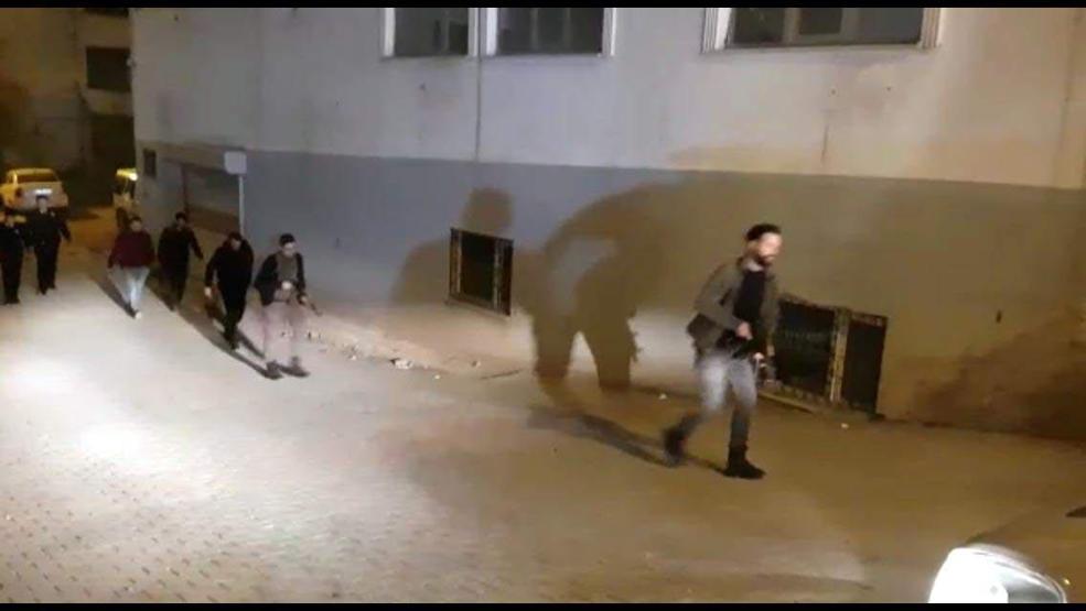 Polise maytap atan iki çocuk yakalandı