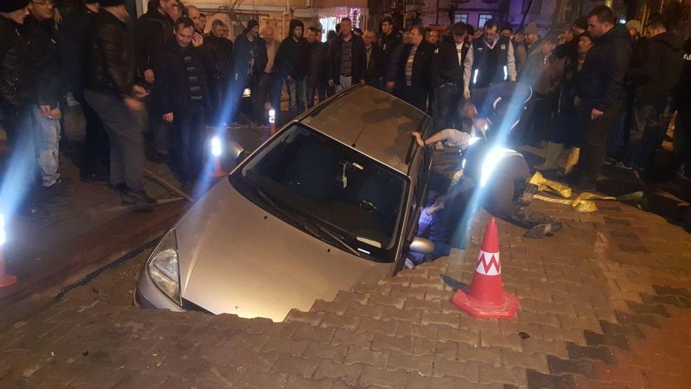 Yol, park halindeki aracı yuttu