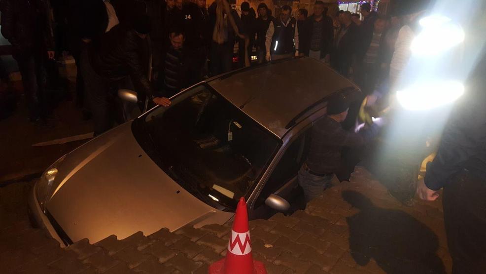 Yol, park halindeki aracı yuttu