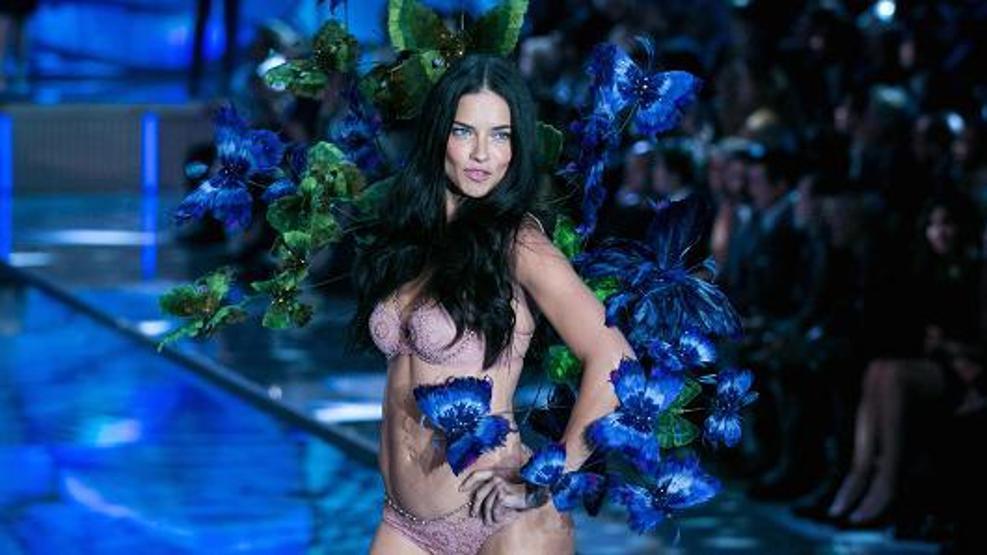 Adriana Lima Survivor’ın o yarışmacısına başarılar diledi