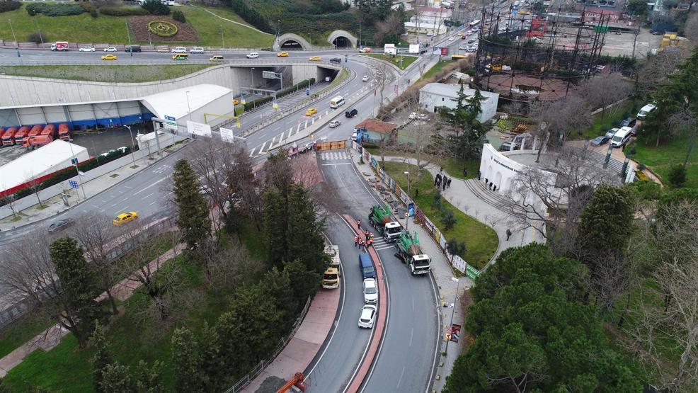 Maçka Parkında belediye ekipleri ağaçları sökmeye başladı