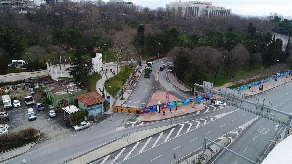 Maçka Parkında belediye ekipleri ağaçları sökmeye başladı