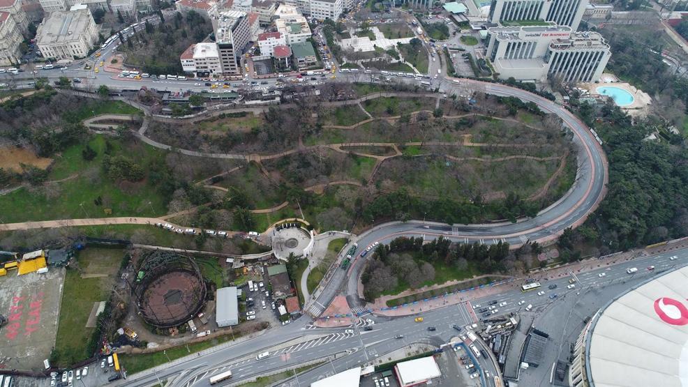 Maçka Parkında belediye ekipleri ağaçları sökmeye başladı