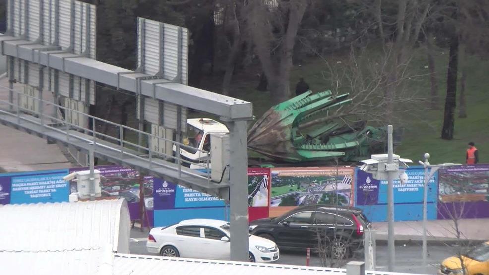 Maçka Parkında belediye ekipleri ağaçları sökmeye başladı