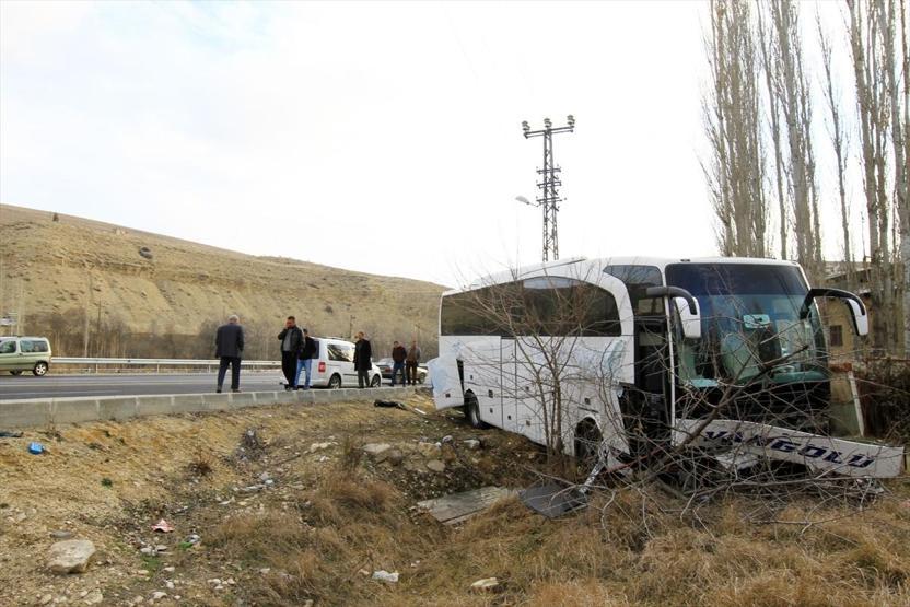 Yolcu otobüsü kaza yaptı: 1 ölü 4 yaralı