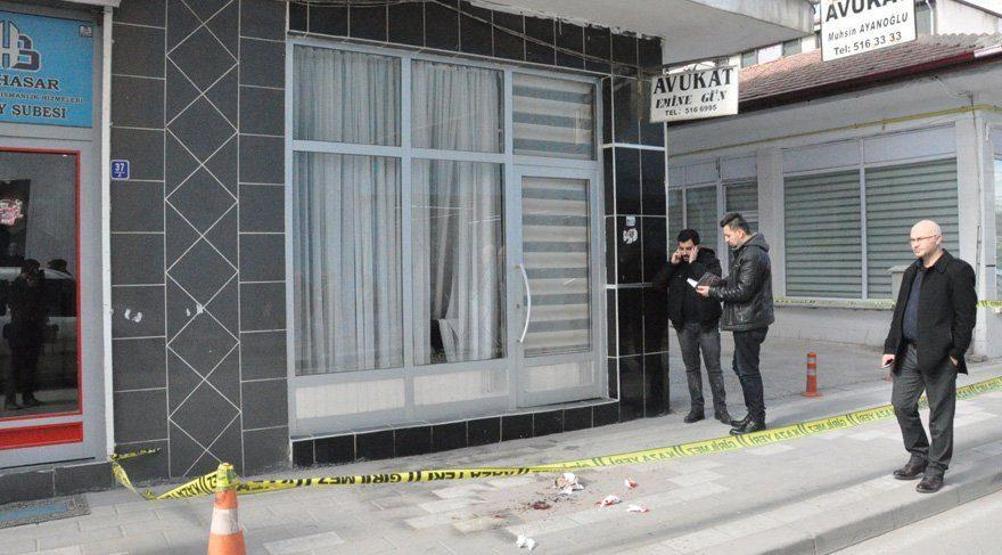 Şehide haciz gönderen avukatın bürosuna saldırı