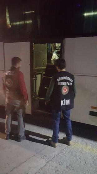 Otobüsün gizli bölmesinde yakalandılar