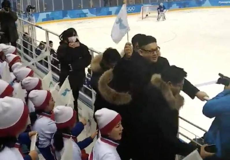 Kim Jong-una benzeyen kişi tribünü karıştırdı