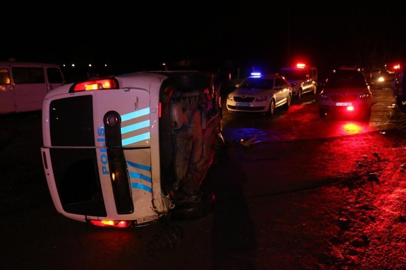 Alkollü sürücü aşırı hız yapıp polis aracına çarptı