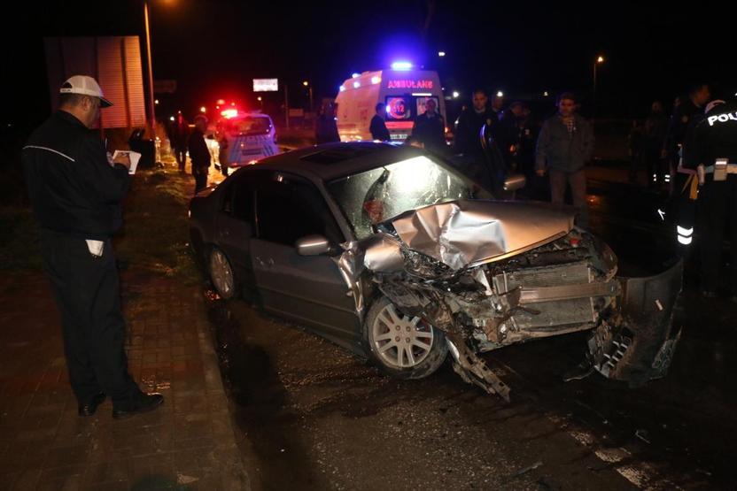 Alkollü sürücü aşırı hız yapıp polis aracına çarptı