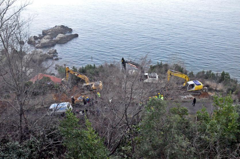Zonguldakta deniz kenarındaki kaçak yapılar yıkılmaya başlandı