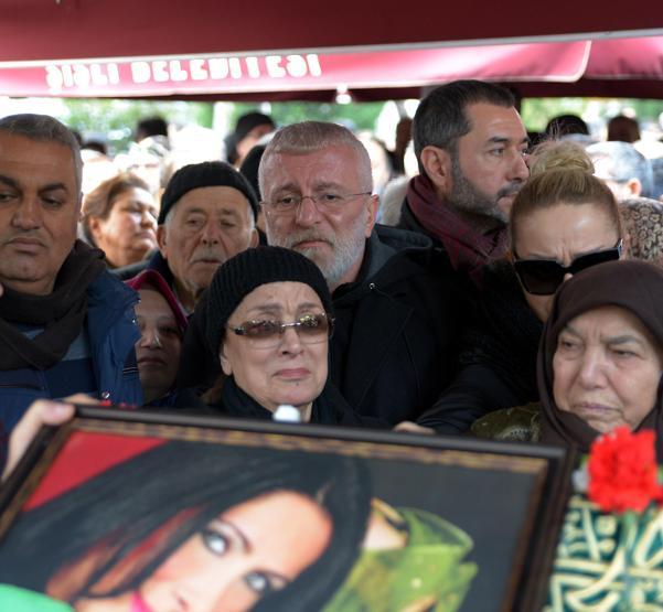 Sevenleri Nuray Hafiftaşı son yolculuğuna uğurladı