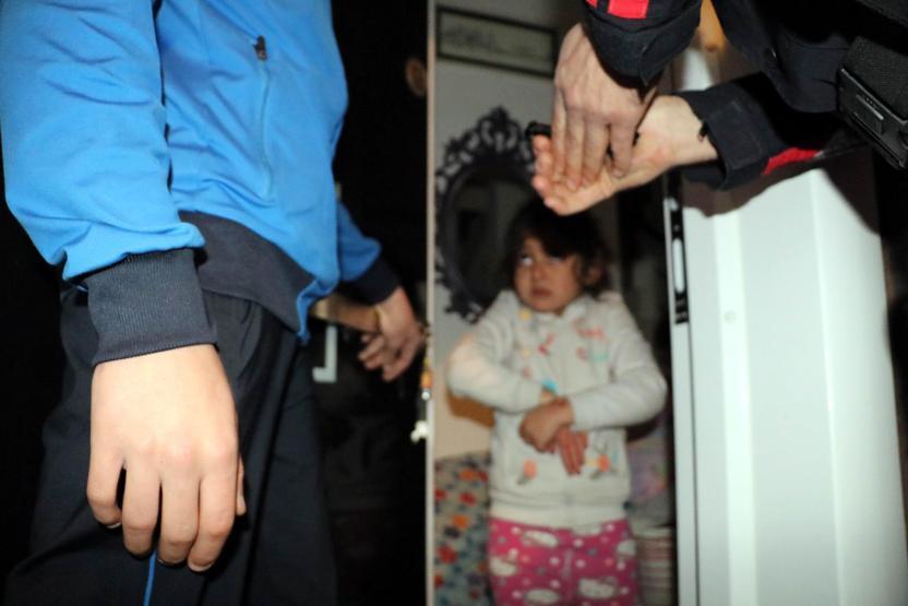 Ailesinin içeriye kilitleyip işe gittiği 5 yaşındaki Iraklı kızı polis kurtardı
